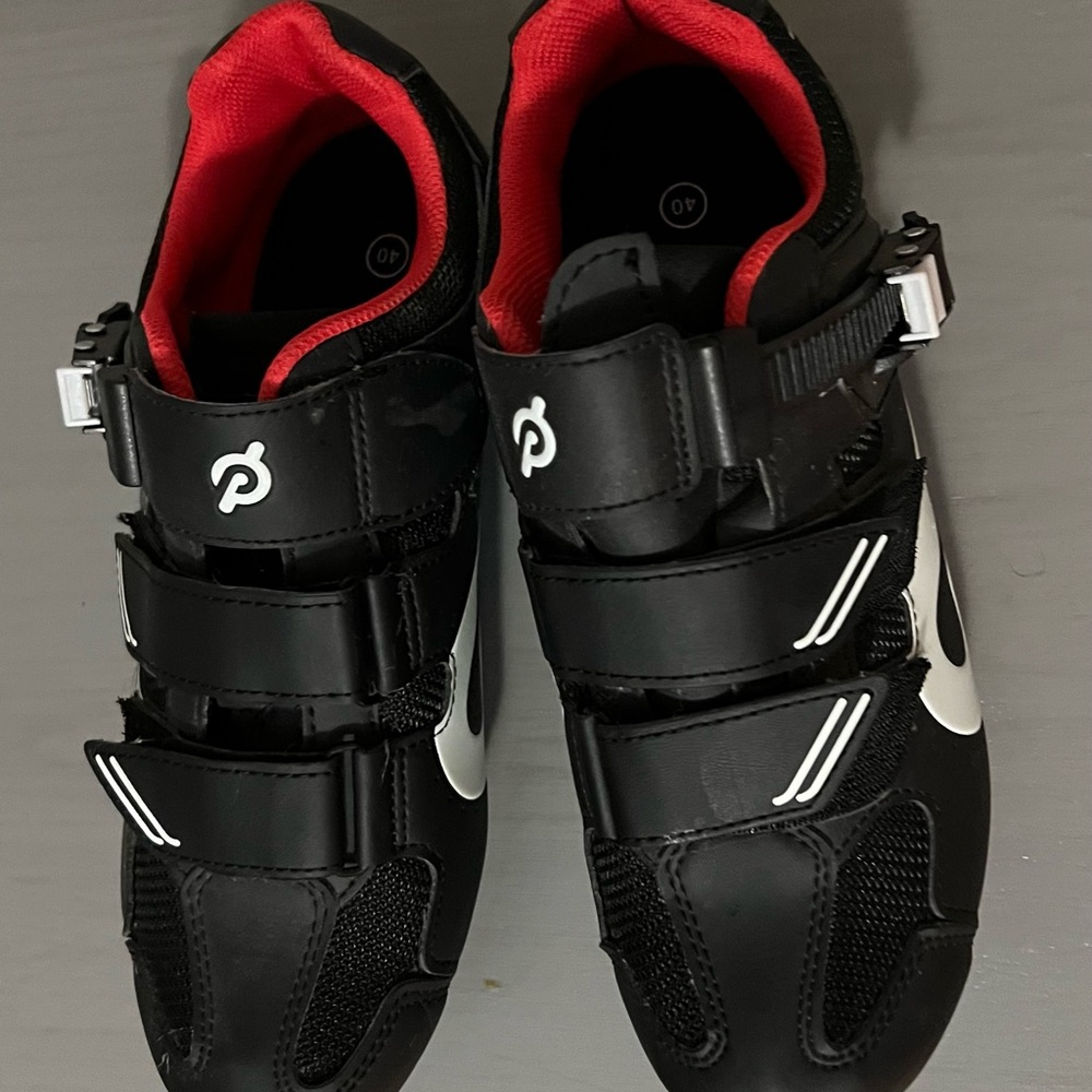 Size 40 peloton cycling shoes like new condition
